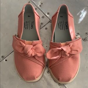 BRAND NEW! TOMS Bow Slip On - Dusty Pink. Size 8T